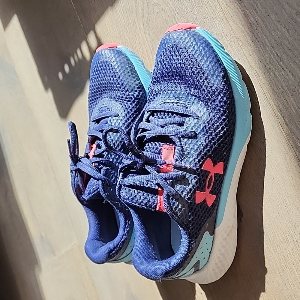 Girls' Grade School UA Charged Rogue 3 Running Shoes size 4Y
